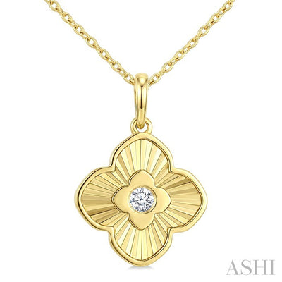 Clover Fluted Diamond Fashion Pendant