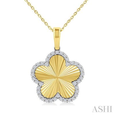 Clover Fluted Diamond Fashion Pendant
